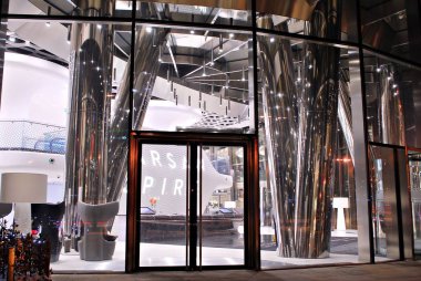 Modern bina. Modern ofis binası ile cam cephe