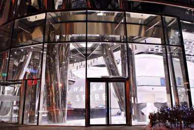 Varşova'daki ofis binaları geceleri, 