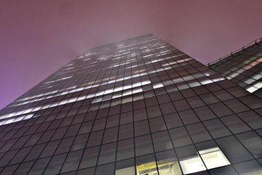 Modern bina. Modern ofis binası ile cam cephe