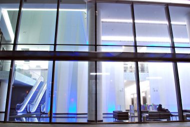 Modern bina. Modern ofis binası ile cam cephe