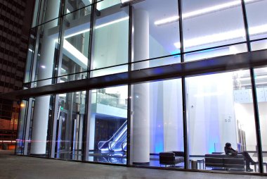 Modern bina. Modern ofis binası ile cam cephe