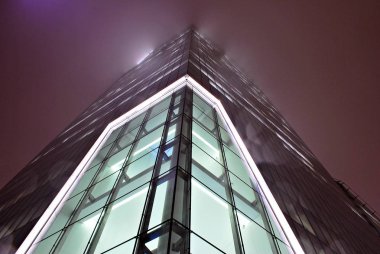 Modern bina. Modern ofis binası ile cam cephe