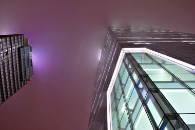 Modern bina. Modern ofis binası ile cam cephe