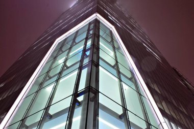 Modern bina. Modern ofis binası ile cam cephe