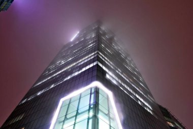 Modern bina. Modern ofis binası ile cam cephe