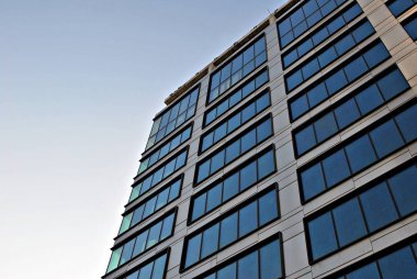 Modern bina. Modern ofis binası ile cam cephe