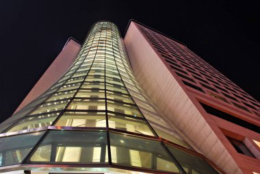 Modern bina. Modern ofis binası ile cam cephe