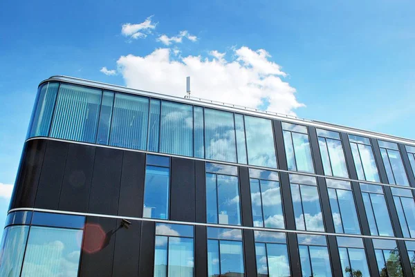 Modernes Gebäude. modernes Bürogebäude mit Glasfassade. — Stockfoto