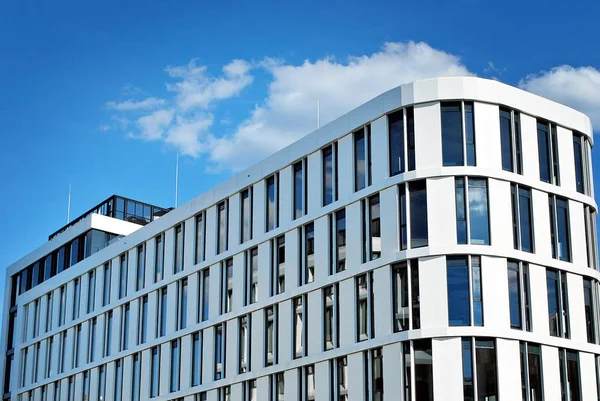 Modern bina. Modern ofis binası ile cam cephe.