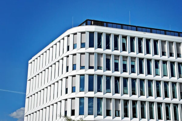 Modern bina. Modern ofis binası ile cam cephe.