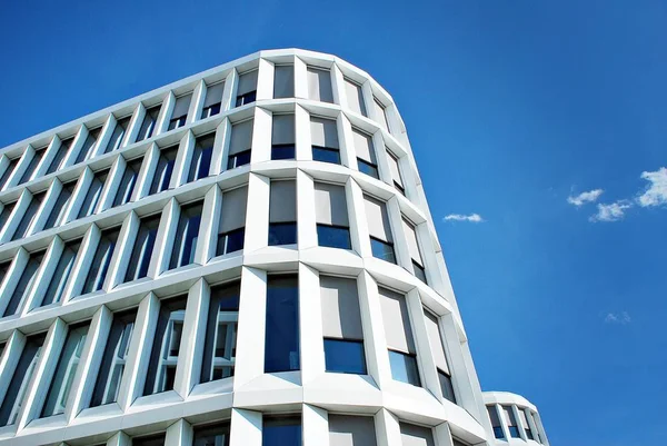  Modern bina. Modern ofis binası ile cam cephe.