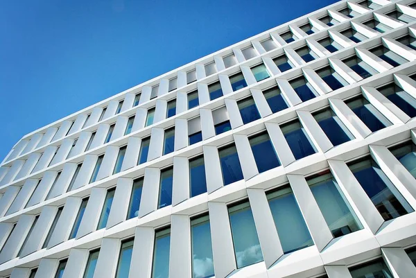  Modern bina. Modern ofis binası ile cam cephe.