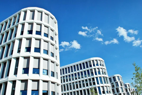 Prédio moderno. Edifício de escritório moderno com fachada de vidro . — Fotografia de Stock