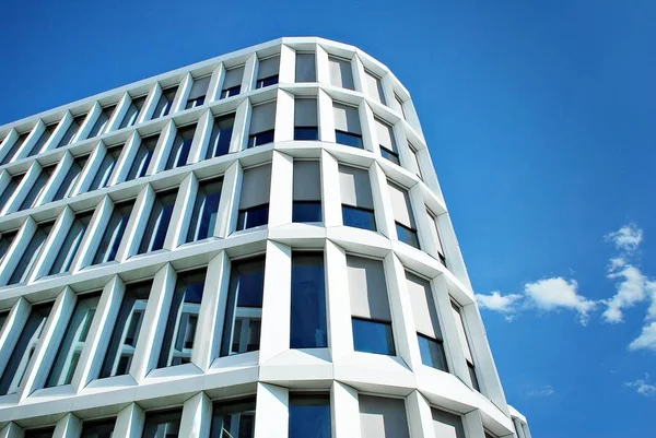  Modern bina. Modern ofis binası ile cam cephe.