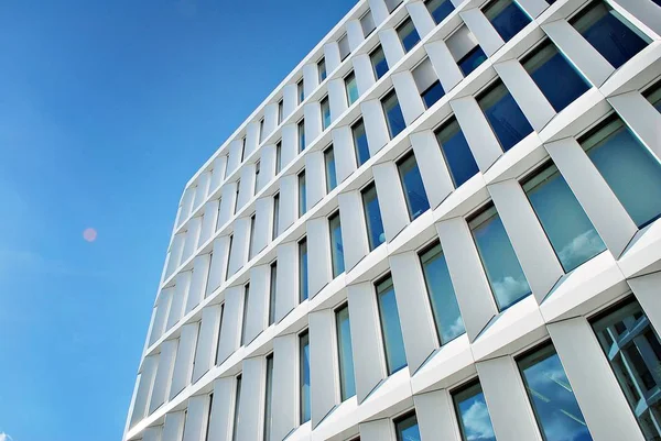 Bâtiment moderne. Immeuble de bureaux moderne avec façade en verre . — Photo