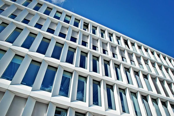 Modern bina. Modern ofis binası ile cam cephe.