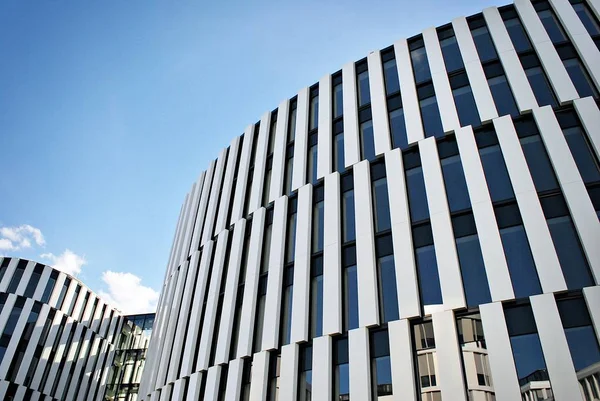 Modern bina. Modern ofis binası ile cam cephe.