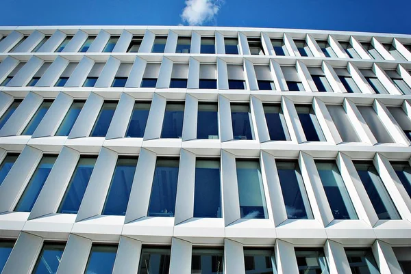 Modern bina. Modern ofis binası ile cam cephe.