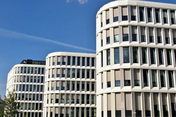 Modern bina. Modern ofis binası ile cam cephe.