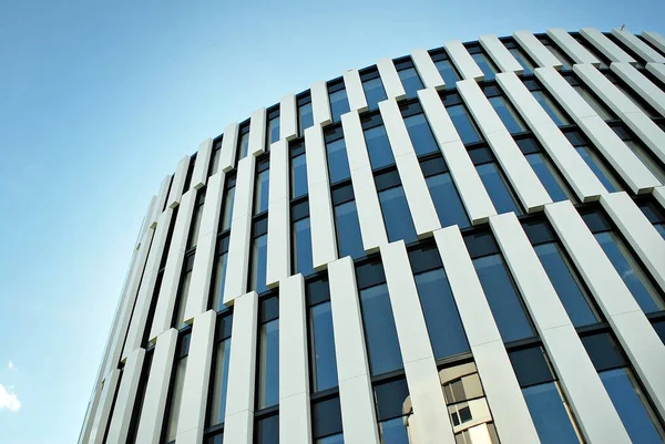 Modern bina. Modern ofis binası ile cam cephe.