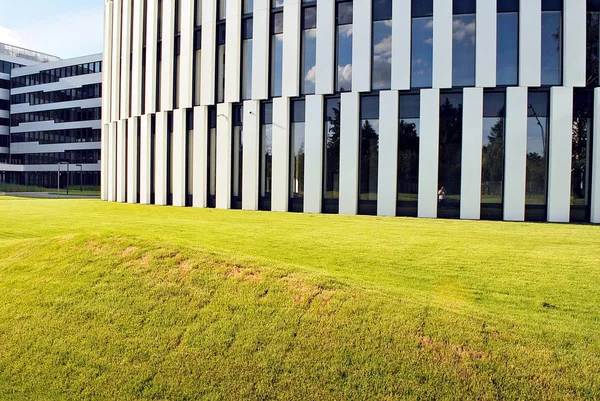 Modern bina. Modern ofis binası ile cam cephe.