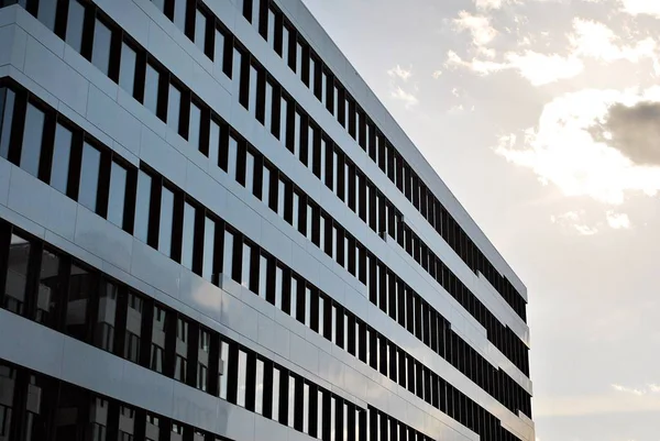 Edificio moderno. Moderno edificio de oficinas con fachada de vidrio . — Foto de Stock