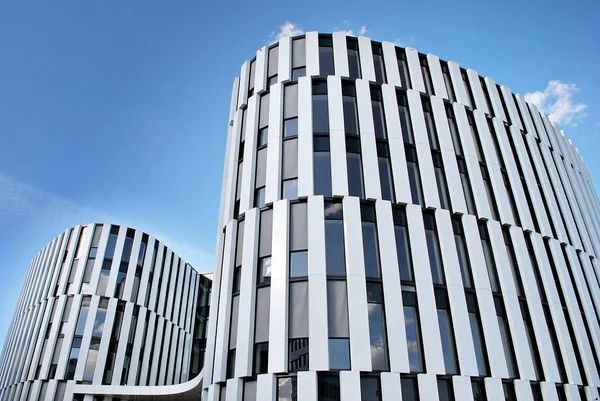 Modern bina. Modern ofis binası ile cam cephe.