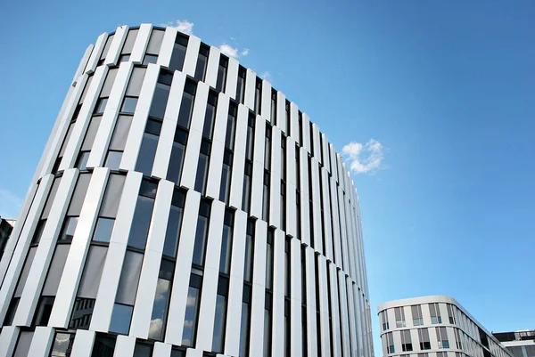 Modern bina. Modern ofis binası ile cam cephe.