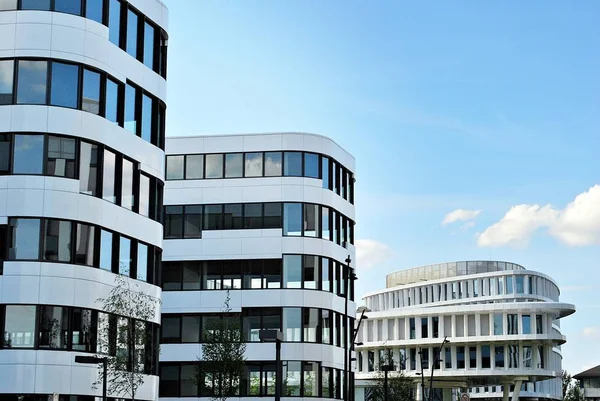 Modern bina. Modern ofis binası ile cam cephe.