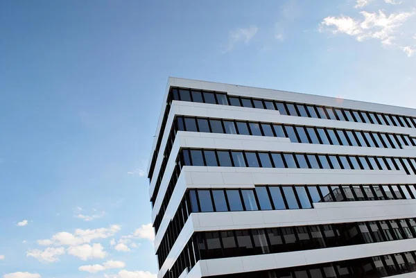 Modern bina. Modern ofis binası ile cam cephe.