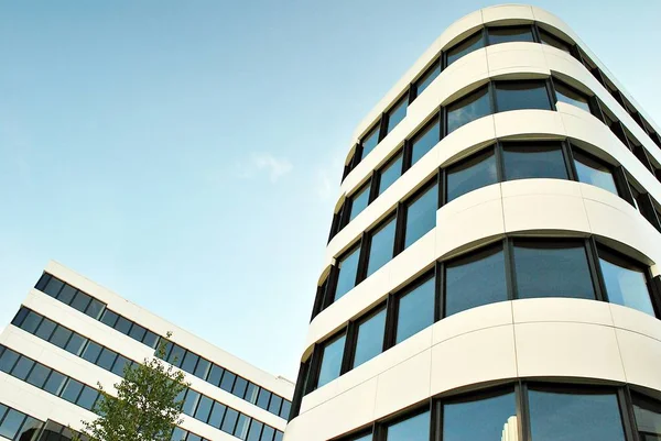  Modern bina. Modern ofis binası ile cam cephe.