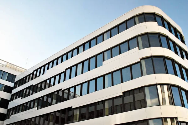  Modern bina. Modern ofis binası ile cam cephe.