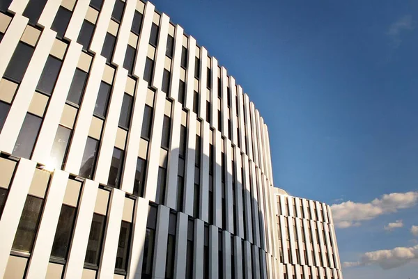  Modern bina. Modern ofis binası ile cam cephe.