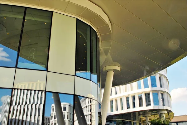 Modern bina. Modern ofis binası ile cam cephe.