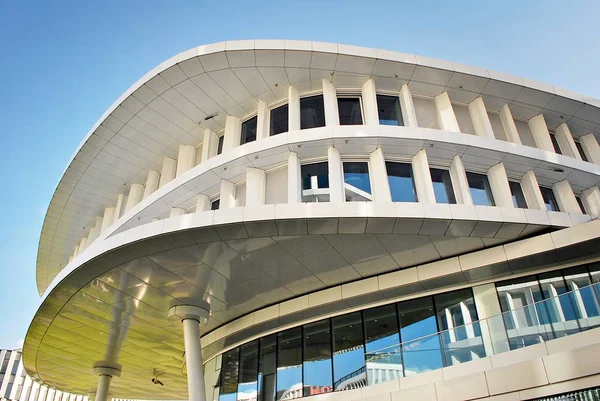 Modern bina. Modern ofis binası ile cam cephe.