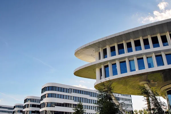 Modern bina. Modern ofis binası ile cam cephe.