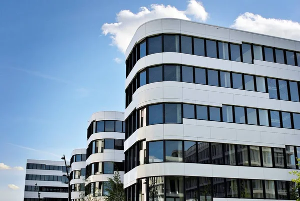 Modern bina. Modern ofis binası ile cam cephe.