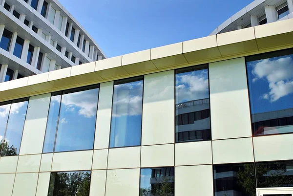 Modern bina. Modern ofis binası ile cam cephe.