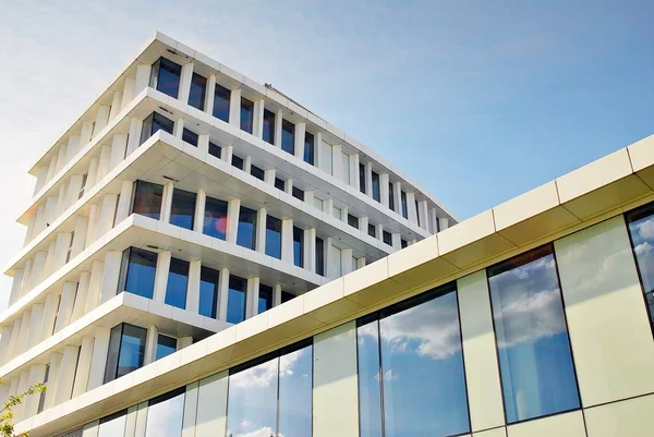 Modern building. Modern office building with facade of glass. — Stock Photo, Image