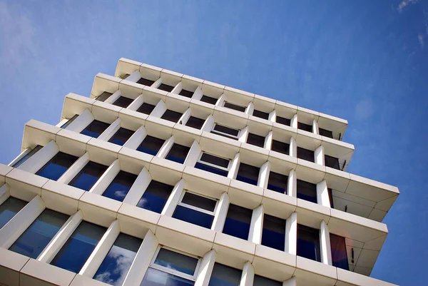 Modern bina. Modern ofis binası ile cam cephe.