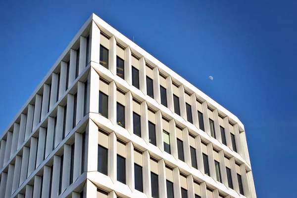 Prédio moderno. Edifício de escritório moderno com fachada de vidro . — Fotografia de Stock