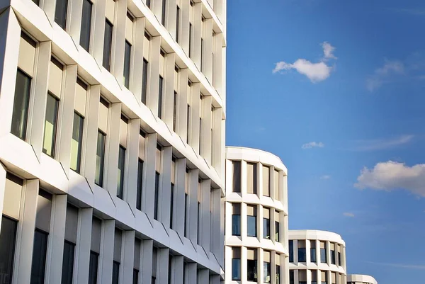 Modern bina. Modern ofis binası ile cam cephe.