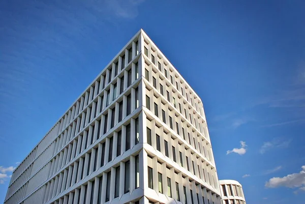 Modern bina. Modern ofis binası ile cam cephe.