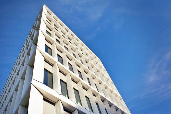 Modern bina. Modern ofis binası ile cam cephe.