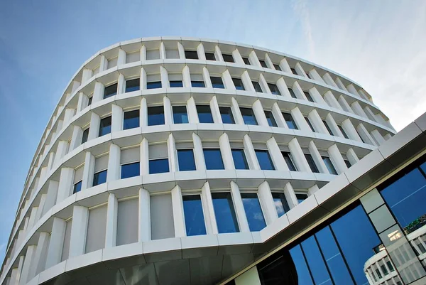 Modern bina. Modern ofis binası ile cam cephe.