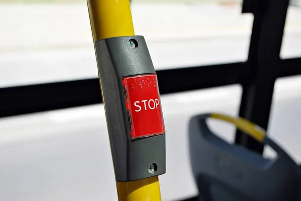 Autobusová zastávka tlačítko pro nevidomé a věštci — Stock fotografie