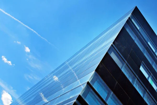 Modern bina. Modern ofis binası ile cam cephe.