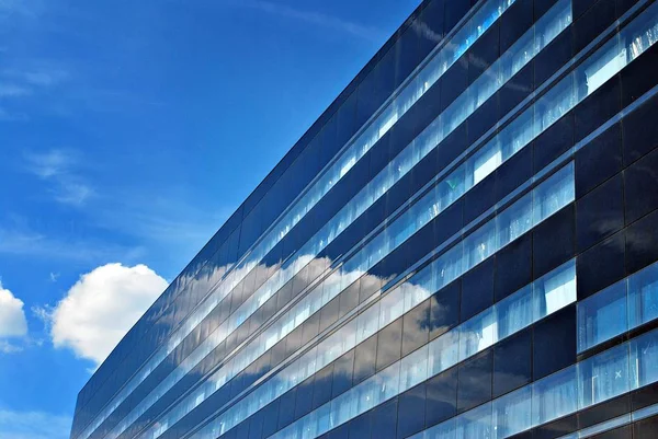 Modern bina. Modern ofis binası ile cam cephe.