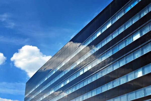 Modern bina. Modern ofis binası ile cam cephe.
