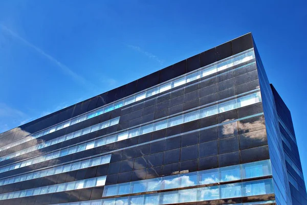 Modern bina. Modern ofis binası ile cam cephe.